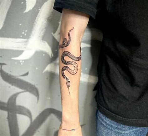 tatuaggio serpente uomo
